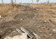 男子偷马路卖钱：把路分成小块去卖！