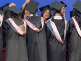 毕业典礼上学生帽穗丢了：老师无实物拨穗！