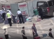 男子坠桥砸中公交车身亡 到底怎么回事？