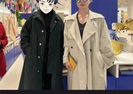 王菲巴黎被偶遇，穿百元风衣手持29块钱收纳袋，疑出国看女儿李嫣