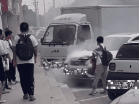 路过的小学生顺手把火灭了 网友：点赞机智勇敢的小少年！