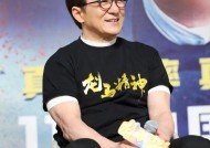 69岁成龙与谢霆锋聚餐，大哥走路左右摇摆，亲吻小朋友脸颊好慈爱