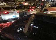 为何有人开车喜欢用手摸车顶？网友给出合理答案！