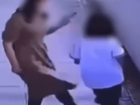 女孩手碰到老师被踢拽 老师被辞退 将引以为戒！