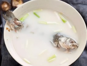 ​清纯鱼汤的做法（汤鲜肉嫩清炖鱼烹饪教程分享）