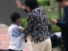 男童踢球撞到大妈被打致住院 下手十分狠辣！