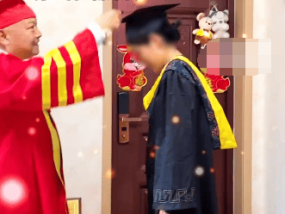 女生因病无法到校参加毕业典礼：大学校长到女生家为其拨穗！