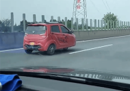 一老年代步三轮车高速路狂飙：大众车速95km/h勉强跟上!