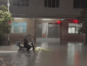 广东暴雨积水成河：有人屋内钓鱼 有人"水上摩托"！