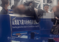 大雾致航班取消 乘客骂哭机场员工！