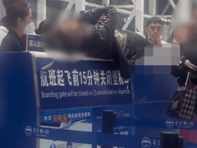 大雾致航班取消 乘客骂哭机场员工！