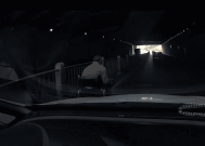离谱 司机进隧道瞬间撞倒坐轮椅老人 马路成客厅？
