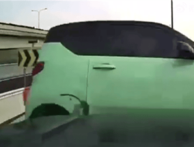 车小人胆大 女司机驾驶宏光MINIEV疯狂别车：翻在高架上！
