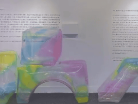 毕业生美术展遭熊孩子踩踏 隔着屏幕都气愤！