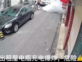 电瓶车室内充电爆炸 墙都裂了 轮椅老人被吓得拔腿就跑！