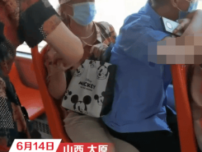 大爷抢座失败后坐女子腿上 网友表示从未见过如此厚颜无耻之人！