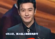 黄晓明拿金爵奖后，获新女友叶珂送鲜花庆祝，两人久违同框好般配