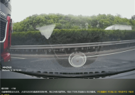宝马被大货车横着推出几百米 女司机以为只能等死！