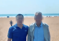 青岛公交司机顺路带外地乘客看海 两人还在海边合影留念！