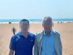 青岛公交司机顺路带外地乘客看海 两人还在海边合影留念！