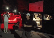 张颂文新剧杀青后向粉丝鞠躬：感谢在现场等候的粉丝！